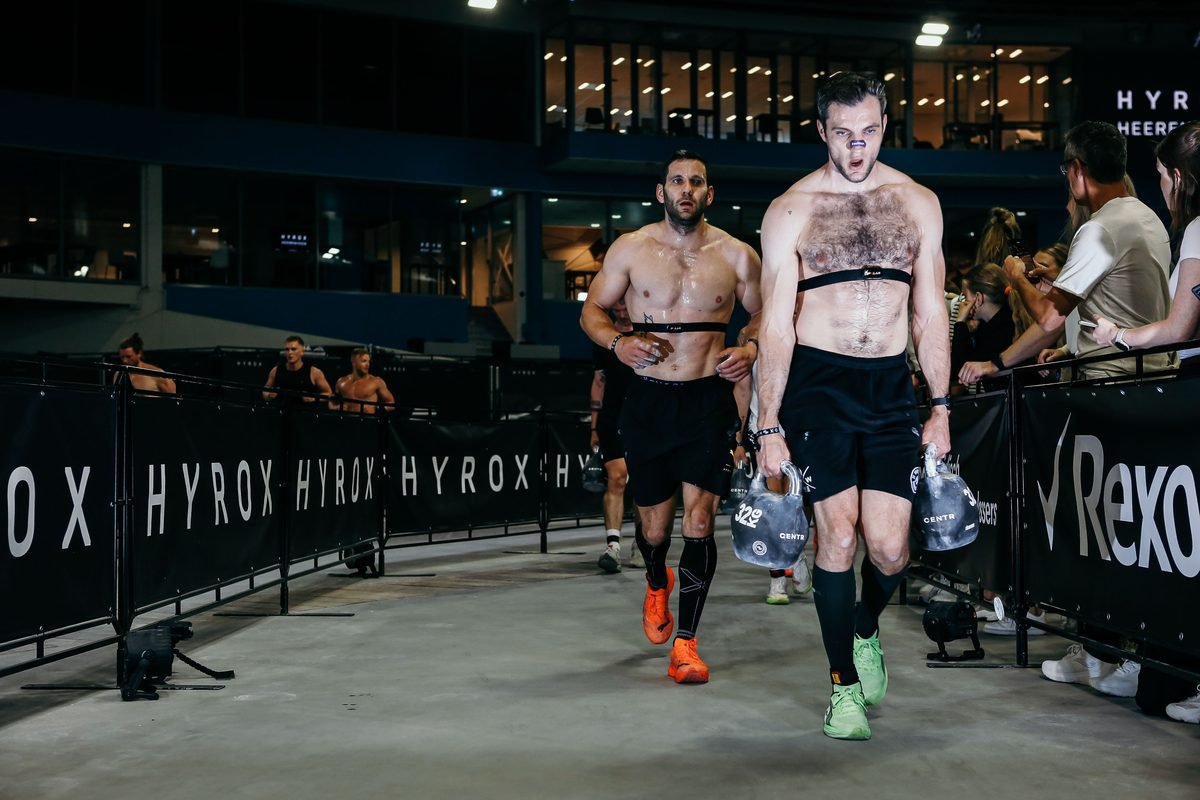 Farmers carry with kettlebells
