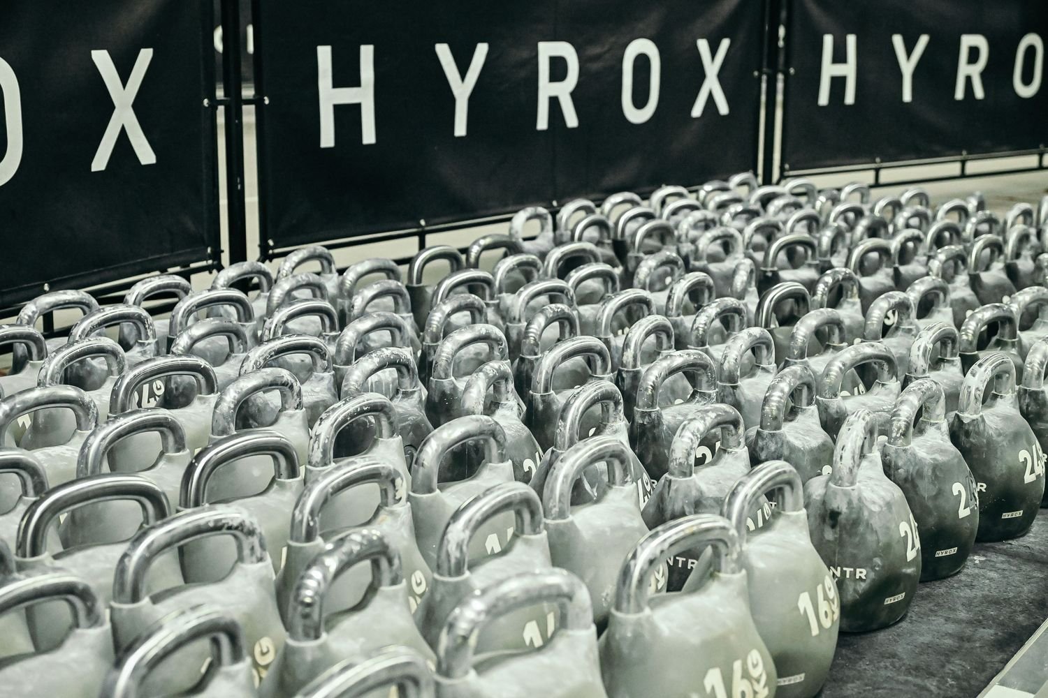 Rij kettlebells op de HYROX-vloer