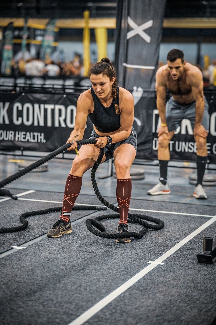 Atlete op de sled pull tijdens een wedstrijd