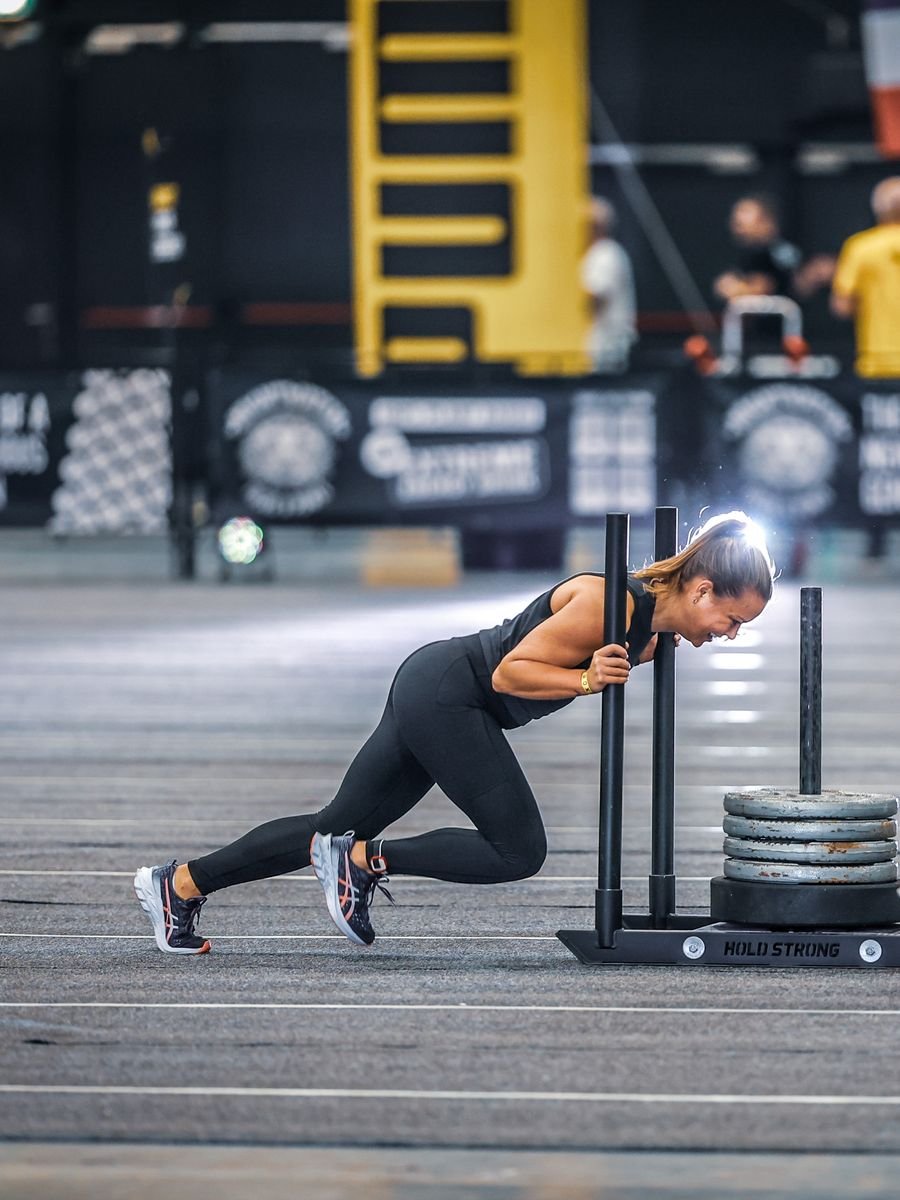 Atlete op de sled push tijdens een wedstrijd